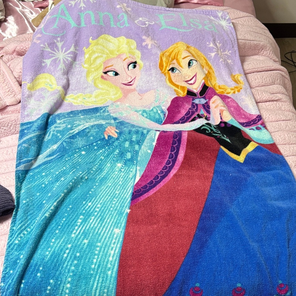 Disney Frozen Towel with Anna & Elsa - Purple and Blue